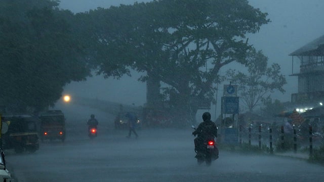കനത്ത മഴ തുടരും; 5 ജില്ലകളില് യെല്ലോ അലര്ട്ട്, മത്സ്യബന്ധനത്തിന് വിലക്ക്