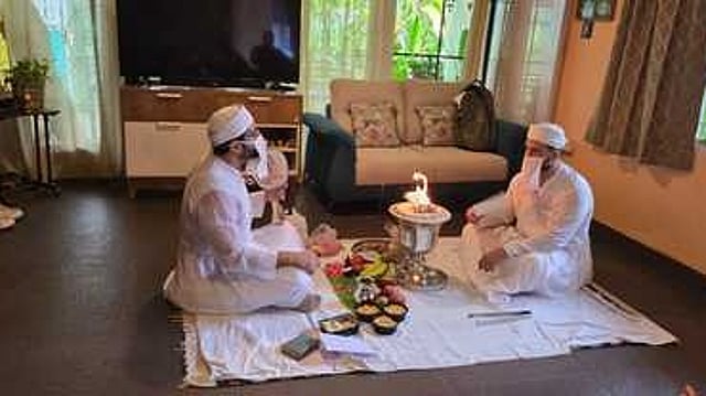 Parsi priests conducting prayers at the Marshall family’s home in Kozhikodാ