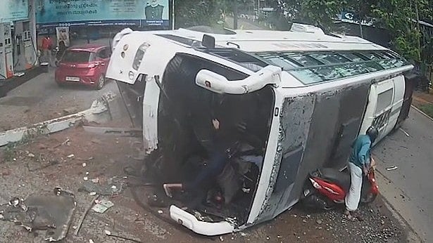 സ്കൂട്ടറുകാരനെ രക്ഷിക്കാന് വെട്ടിച്ചു; കൂത്താട്ടുകുളത്ത് വിവാഹസംഘം സഞ്ചരിച്ച ടൂറിസ്റ്റ് ബസ് മറിഞ്ഞു, 30 പേര്ക്ക് പരിക്ക്