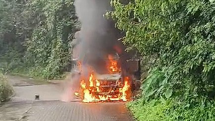 യാത്രയ്ക്കിടെ വാഹനം കത്തിയമർന്നു; 13 പേർക്ക് അത്ഭുതകരമായ രക്ഷപ്പെടൽ; ഒഴിവായത് വൻ ദുരന്തം|VIDEO