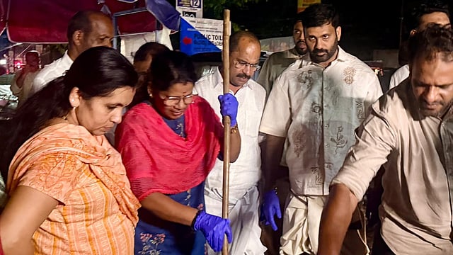 ജനത്തിരക്കൊഴിഞ്ഞപ്പോൾ അർദ്ധരാത്രി ചൂലുമായി മേയറും സംഘവും; തിരുവോണത്തിന് കണ്ണൂർ നഗരം ക്ലീൻ