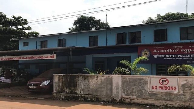 'ആധാർ കാർഡ് താ സാറേ..'; ജയിൽ ചാടി പ്രതി നേരെ പൊലീസ് സ്റ്റേഷനിലെത്തി; കബളിപ്പിച്ച് മുങ്ങി