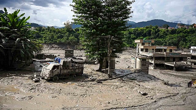 നേപ്പാള് പ്രളയം: മരണം 165 കവിഞ്ഞു, കാണാമറയത്ത് ആയിരത്തോളം പേര്, കാണാതായവരില് 300 ഓളം ഇന്ത്യക്കാരെന്ന് നേപ്പാള് വിദേശകാര്യമന്ത്രി