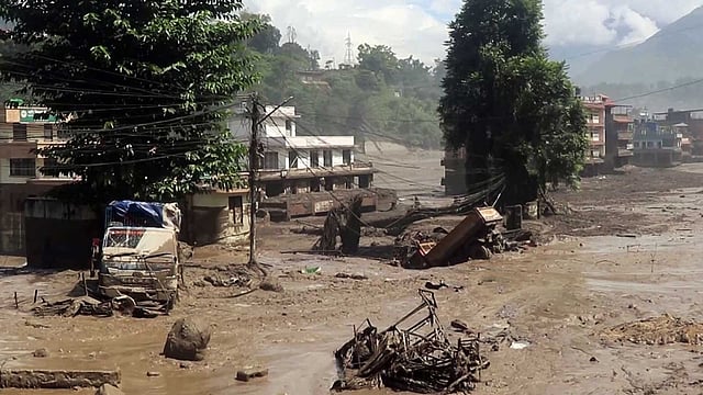 നേപ്പാളിലെ മിന്നല്‍ പ്രളയം; മരണസംഖ്യ 157 ആയി, കാണാതായത് 142 ഇന്ത്യക്കാര്‍
