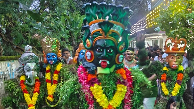 പർപ്പടകപ്പുല്ലണിഞ്ഞ് തള്ളയും കിരാതനും; തൃശൂരിന്റെ നാട്ടുവഴികളിൽ കുമ്മാട്ടിയാട്ടം