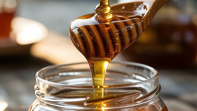 ചൂടാക്കിയാൽ വെറും പഞ്ചസാര സിറപ്പ്, ശുദ്ധമായ തേൻ എങ്ങനെ തിരഞ്ഞെടുക്കണം