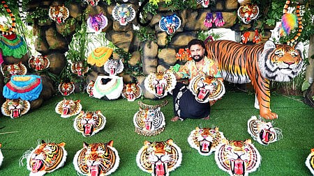 An exhibition of costumes and makeup organized by the Thrissur Viyyur Yuvajansangham