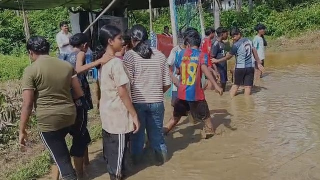 മഴയുത്സവത്തിൽ ആവേശപ്പോരാട്ടം; 
മഡ് ഫുട്ബോളിൽ മാധ്യമപ്രവർത്തകരെ തോൽപ്പിച്ച് പൊലീസ് ടീം