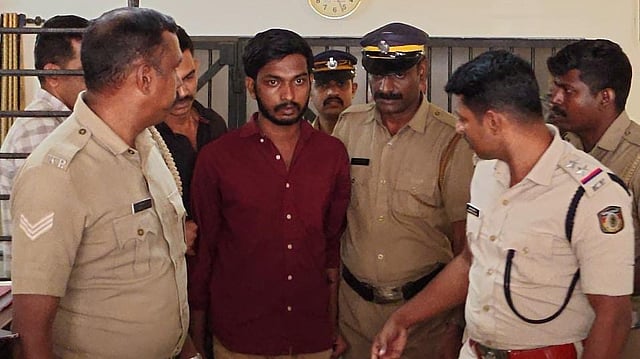 ഐപിഎസ് ട്രെയിനിയെന്ന വ്യാജേന പെൺകുട്ടിയെ ചതിച്ചു; ഭീഷണിപ്പെടുത്തി പണവും വാഹനവും തട്ടി; കോട്ടയത്ത് 22-കാരൻ പിടിയിൽ