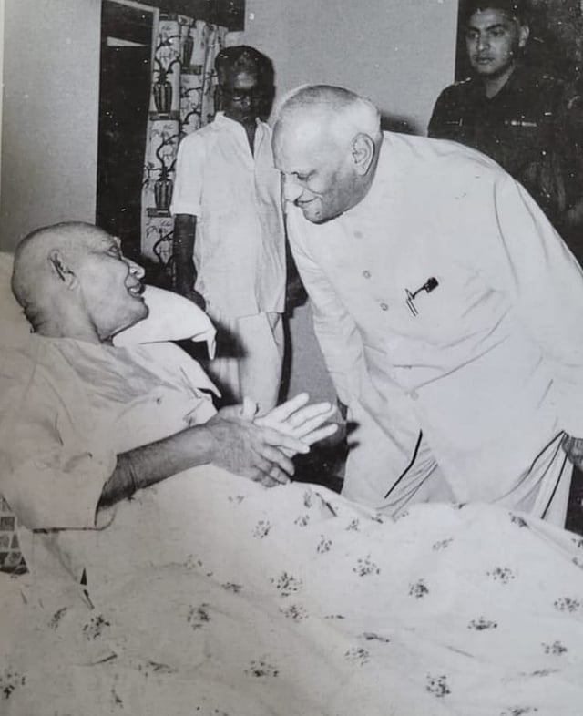പട്ടത്തിനെ ആശുപത്രിയിൽ രാഷ്ട്രപതി വി വി ഗിരി സന്ദർശിക്കുന്നു