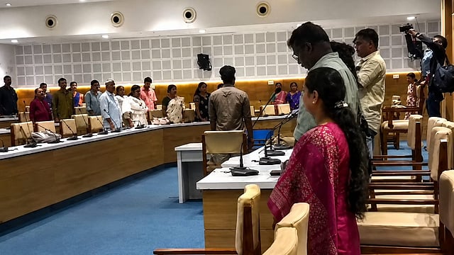പാലക്കാട് നഗരസഭയിൽ വന്ദേമാതരത്തെച്ചൊല്ലി തർക്കം; യുഡിഎഫ് ബഹിഷ്കരിച്ചു, ആദ്യ ചരണത്തിന് ശേഷം സീറ്റിലിരുന്ന് എൽഡിഎഫ്