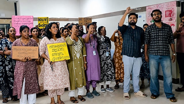 'എക്സ്-റേ എടുക്കാൻ പോലും സൗകര്യമില്ല'; പാലക്കാട് ജില്ലാ മെഡിക്കൽ കോളജിൽ ഹൗസ് സർജൻമാരുടെ സമരം