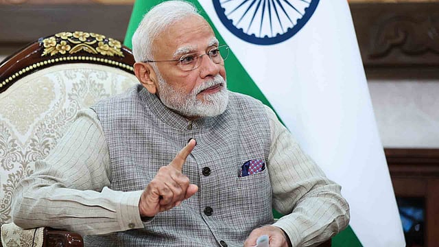 'ഭീകരതയ്ക്ക് സഹായം നല്കുന്ന കേന്ദ്രങ്ങളെ തകര്ക്കണം'; പാക് പ്രധാനമന്ത്രിയുടെ സാന്നിധ്യത്തില് മോദി