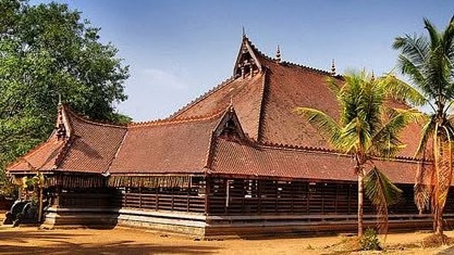 കൂത്തമ്പലത്തില് ചെരിപ്പ് ധരിക്കുന്നതില് വിലക്കില്ല; വിശദീകരണവുമായി കേരള കലാമണ്ഡലം