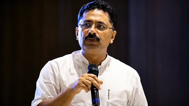 'ചെങ്കൊടി പാറിയ മണ്ണാണ്, മലപ്പുറം മതേതരവാദികളുടെ പറുദീസ'; മറുപടിയുമായി കെടി ജലീല്
