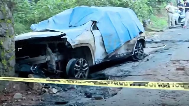 കാര്‍ മതിലില്‍ ഇടിച്ചു തീപിടിച്ചു; വയോധികന് ദാരുണാന്ത്യം