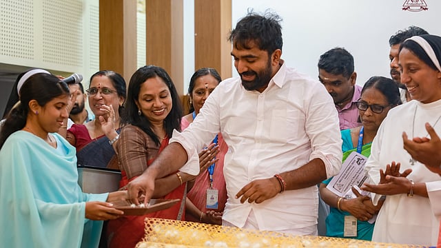 കാമ്പസിൽ പട്ടുനൂൽ വിപ്ലവം തീർത്ത് തൃശൂർ വിമല കോളജ്; സംസ്ഥാനത്ത് ആദ്യമായി കൊക്കൂൺ വിളവെടുപ്പ്