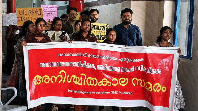 പാലക്കാട് മെഡിക്കൽ കോളജിലെ ഹൗസ് സർജന്മാരുടെ സമരം വിജയത്തിലേക്ക്; സൂപ്രണ്ടും ആർഎംഒയും രാജിവെച്ചു