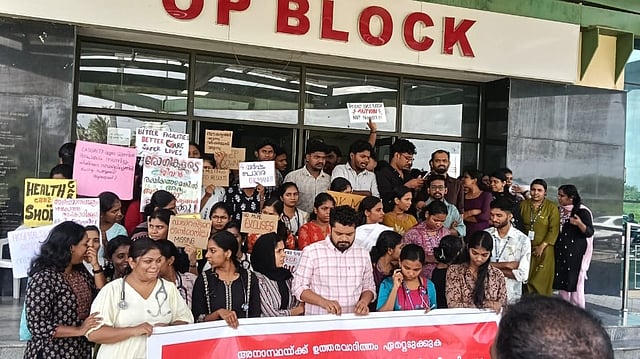 ഉറപ്പുകൾ പാഴായി; പാലക്കാട് മെഡിക്കൽ കോളജിൽ ഡോക്ടർമാരുടെ സമരം നാലാം ദിനത്തിൽ; തെരുവ് നാടകവുമായി ഡോക്ടർമാർ