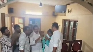 'എന്റെ കൈ വിടടാ'...; രമ്യ ഹരിദാസും കോണ്‍ഗ്രസ് നേതാക്കളും തമ്മില്‍ കയ്യാങ്കളി, എംഎല്‍എയ്ക്ക് പരിക്ക് 