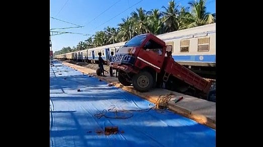 മുക്കാളി റെയിൽവേ സ്റ്റേഷനില്‍ ട്രാക്കിലേക്ക് ടിപ്പര്‍ മറിഞ്ഞു; ട്രെയിന്‍ ഗതാഗതം സ്തംഭിച്ചു 