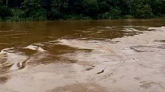 പുഴയുടെ ആഴത്തില് നിന്ന് മൂന്ന് ജീവന് കോരിയെടുത്ത് ഷാജി; കുടുംബത്തിന് പുതുജീവന്