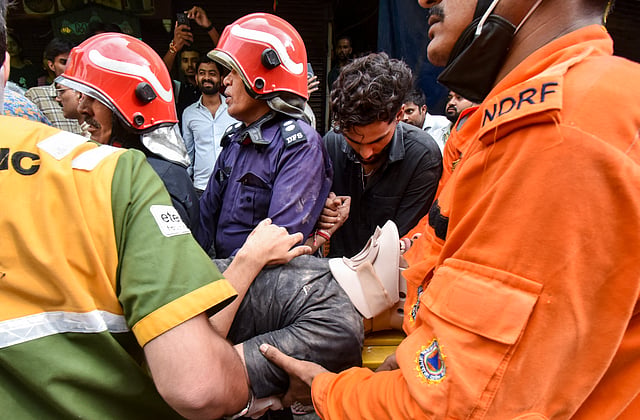 ഡല്ഹി അപകടം; മരണം ആറായി, 20 പേര് കുടുങ്ങിക്കിടക്കുന്നു