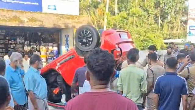 മേൽപ്പാലത്തിൽനിന്ന് കാർ സർവീസ് റോഡിലേക്ക് പതിച്ചു; നാലുപേർക്ക് പരിക്ക്, ഒരാളുടെ നില ഗുരുതരം