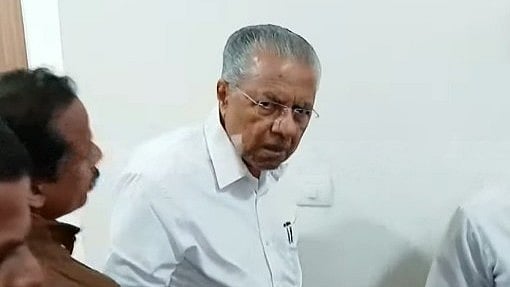 'പുറത്ത് നില്ക്കടോ അങ്ങോട്ട്, നിങ്ങളെന്താ ബാത്ത് റൂമിലേക്ക് വരികയാണോ?'; മാധ്യമങ്ങളോട് ക്ഷുഭിതനായി പിണറായി
