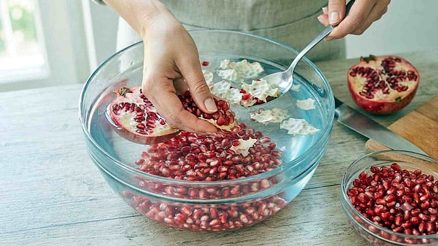 മാതളനാരങ്ങ എളുപ്പത്തില് പൊളിക്കാം; സമയം ലാഭിക്കാന് ഈ രീതി പരീക്ഷിക്കൂ