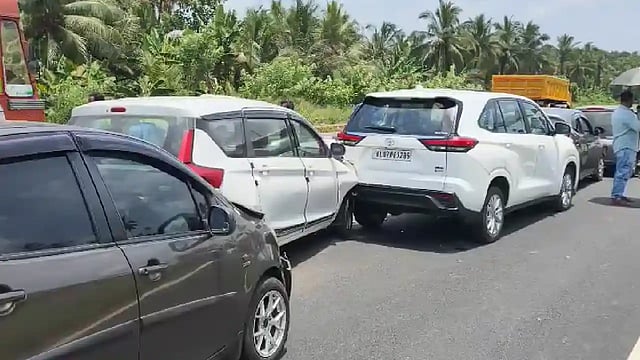 ദേശീയപാതയിൽ പന്തലാംപാടത്ത് അഞ്ച് കാറുകൾ കൂട്ടിയിടിച്ചു; ഒരാൾക്ക് പരിക്ക്|VIDEO
