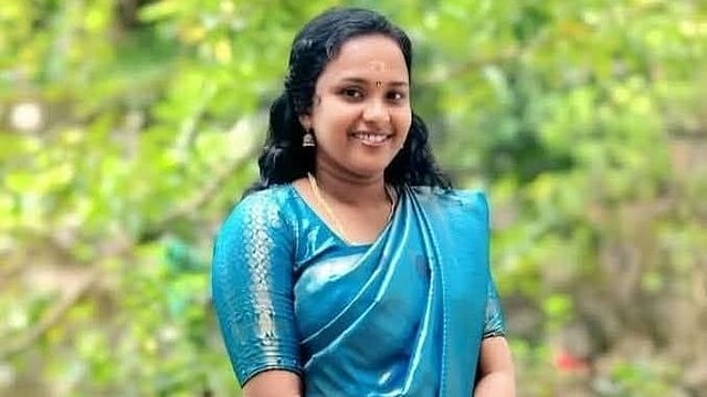 വീടിനകത്ത് ​ഗ്യാസ് കുറ്റിക്കടുത്തു നിന്ന് പാമ്പു കടിയേറ്റു; യുവതിക്ക് ദാരുണാന്ത്യം