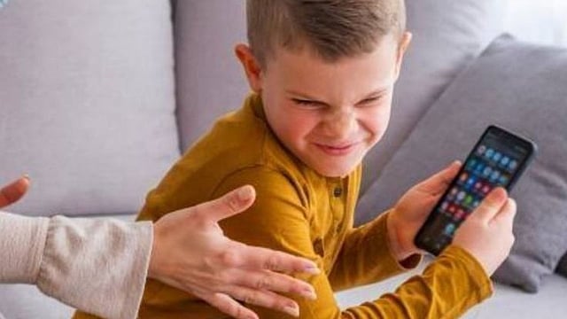 ഡിജിറ്റൽ സ്ക്രീനുകളിൽ തളച്ചിടപ്പെടുന്ന കുഞ്ഞുമനസുകൾ; സോഷ്യൽ മീഡിയയും കുട്ടികളുടെ മാനസികാരോഗ്യവും