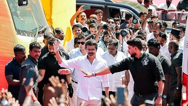 തമിഴ്നാട് ഉപതെരഞ്ഞെടുപ്പ്: കൂറുമാറിയ എഐഎഡിഎംകെ എംഎൽഎമാർക്ക് സീറ്റ് നൽകി ടിവികെ