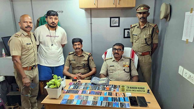 216 ക്രെഡിറ്റ് കാര്ഡുകളുമായി ഗുജറാത്ത് സ്വദേശി വാളയാറില് പിടിയില്; സാമ്പത്തിക തട്ടിപ്പ് സംഘത്തിലെ പ്രധാനിയെന്ന് സംശയം