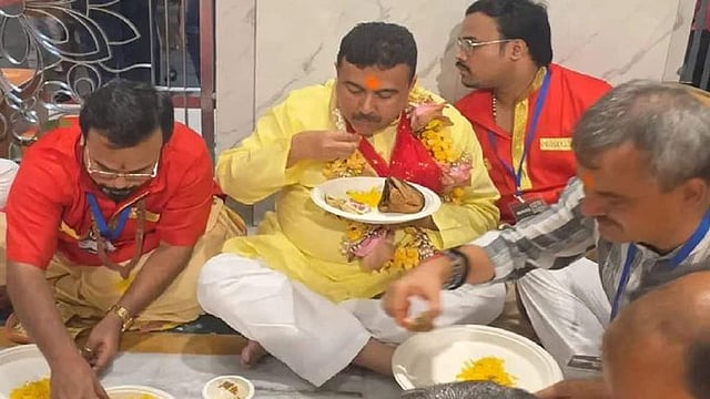 'വിലക്ക്' ലംഘിച്ചു; ക്ഷേത്രത്തില് മീനും ആട്ടിറച്ചിയും കഴിച്ച് ബംഗാള് മുഖ്യമന്ത്രി