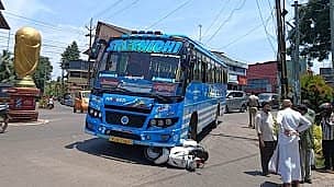 പയ്യന്നൂരിൽ ബസിനടിയിൽ പെട്ട് സ്‌കൂട്ടർ യാത്രികൻ; അദ്ഭുത രക്ഷ!