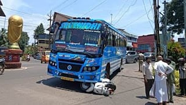 പയ്യന്നൂരിൽ ബസിനടിയിൽ പെട്ട് സ്കൂട്ടർ യാത്രികൻ; അദ്ഭുത രക്ഷ!