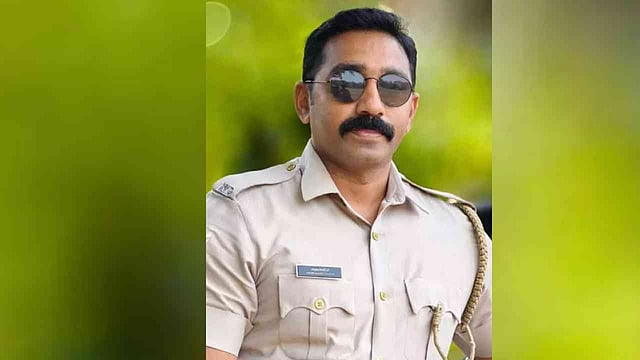 കള്ളൻ പൊലീസ് തന്നെ ; ബത്തേരി സ്റ്റേഷനിൽ നിന്നും നിരോധിത പുകയില ഉത്പന്നങ്ങൾ കടത്തിയത് പൊലീസുകാരൻ; സസ്പെൻഷൻ 
