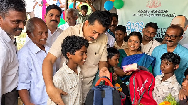 വിദ്യാഭ്യാസ മന്ത്രി ഷംസുദ്ദീനൊപ്പം കരുണൻ