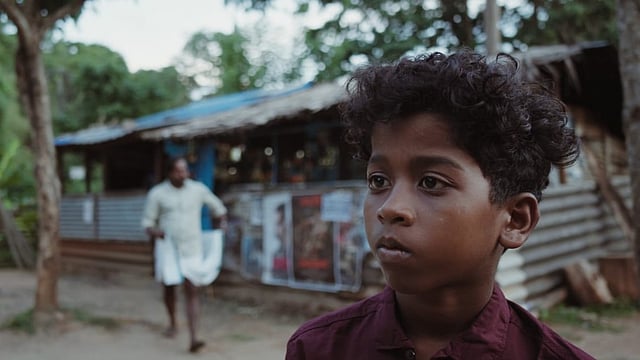 ക്ലാസ് മുറി വിട്ടവൻ കാമറയ്ക്ക് മുന്നിലെ നായകൻ; അട്ടപ്പാടിയുടെ ബാല്യത്തെ സ്കൂളിലെത്തിച്ച് 'കൂടെ'