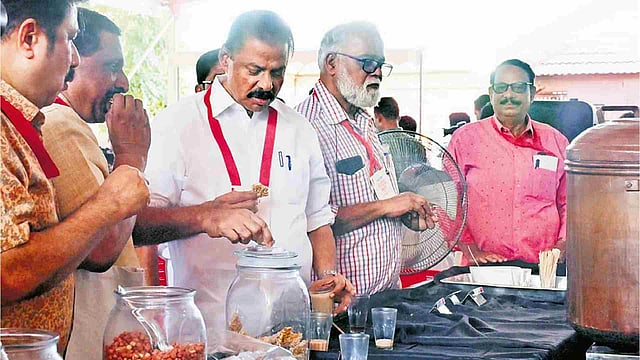 'ഒരാളിലേക്ക് ചുരുങ്ങിയ ഭരണം'; വീഴ്ചകള്‍ തിരുത്തി അണികളിലേക്ക് മടങ്ങാന്‍ സിപിഎം