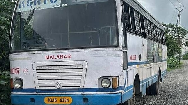 ഓടിക്കൊണ്ടിരിക്കെ പ്രിയദർശിനി ബസിന്റെ ടയർ പൊട്ടിത്തെറിച്ച് പ്ലാറ്റ്‌ഫോം തകർന്നു: യാത്രക്കാരിയുടെ കാൽ കുടുങ്ങി; എല്ലിന്  പൊട്ടൽ