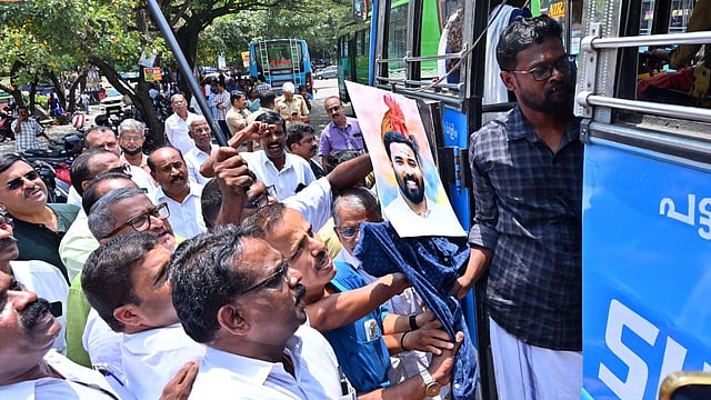 ഡിവൈഎഫ്ഐ ജില്ലാ സെക്രട്ടറിയെ ‘കോഴി’യായി ചിത്രീകരിച്ച് കോലം ബസ് കയറ്റിവിട്ടു; പാലക്കാട്ട് കോൺഗ്രസിന്റെ വേറിട്ട പ്രതിഷേധം
