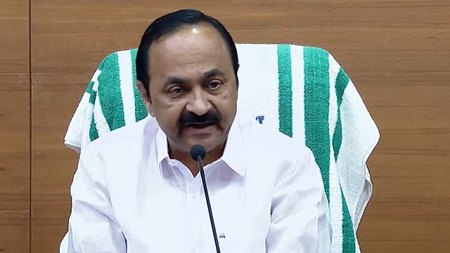 30 രൂപയ്ക്ക് വൈദ്യുതി വാങ്ങില്ല, നിയന്ത്രണം കുറച്ചു കൊണ്ടുവരുന്നു; ഒരാഴ്ചയ്ക്കകം പരിഹാരമെന്ന് മുഖ്യമന്ത്രി