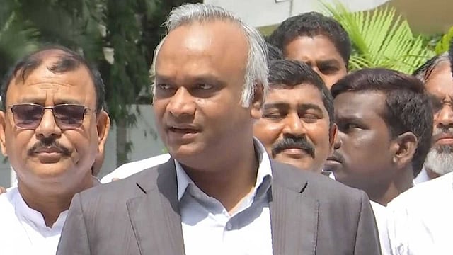 'നോക്കി വായിക്കാതെ മുഴുവൻ വരികളും പാടിയാൽ രാജി': വന്ദേമാതരം വിവാദത്തിൽ ബിജെപി നേതാക്കളെ വെല്ലുവിളിച്ച് പ്രിയങ്ക് ഖാർഗെ