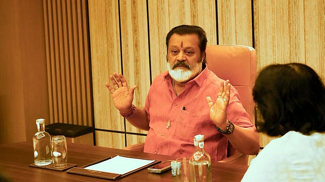 നിങ്ങള് ആരാ..?, റെയ്ഡ് വീട്ടുമുറ്റത്ത് നടത്തണോ?; സതീശനെ പുകഴ്ത്തി സുരേഷ് ഗോപി