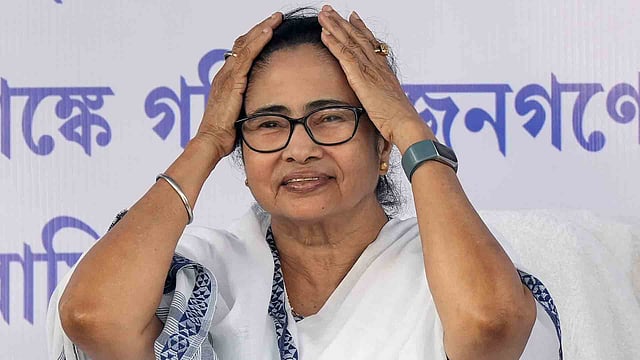 മമത ബാനര്ജിക്ക് കനത്ത തിരിച്ചടി; തൃണമൂല് കോണ്ഗ്രസ് പാര്ട്ടി ചിഹ്നവും പേരും മരവിപ്പിച്ചു