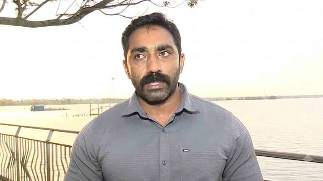 സ്റ്റേഷനില്‍ സൂക്ഷിച്ച നിരോധിത പുകയില ഉത്പന്നങ്ങൾ കടത്തി; ഒളിവിലായിരുന്ന പൊലീസുകാരന്‍ പിടിയില്‍