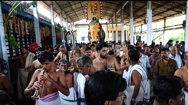 പതിനായിരം താമരപ്പൂക്കളാൽ വിസ്മയമൊരുക്കി വില്വാദ്രിനാഥൻ: തിരുവില്വാമലയിൽ ഭക്തിസാന്ദ്രമായി നിറമാല